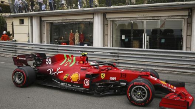 Carlos Sainz in azione con la Ferrari a Montecarlo. Epa