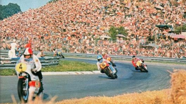 Giacomo Agostini a Imola su Yamaha all’uscita della curva della Rivazza verso il rettilineo di arrivo