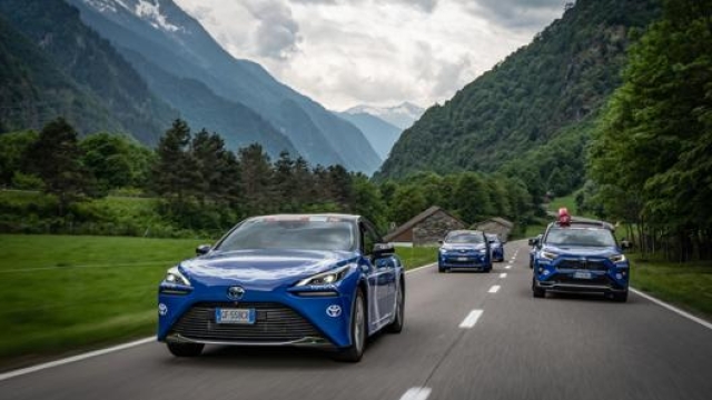 Toyota Mirai e RAV4 guidano le carovana delle vetture impegnate nel progetto Beyond Zero al Giro d’Italia 2021