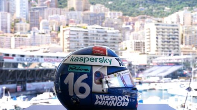 Leclerc indosserà un casco blu metallizzato, ben diverso dai colori tipici rossi del Cavallino. Foto Ferrari