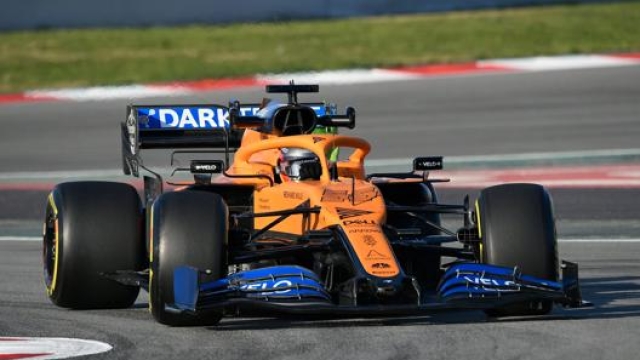 La McLaren di Carlos Sainz durante i test al Montmelò in febbraio. AFP