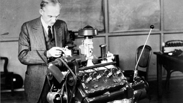 Henry Ford (qui accanto ad un motore V8) profetizzò una futura unione tra automobili e aeroplani