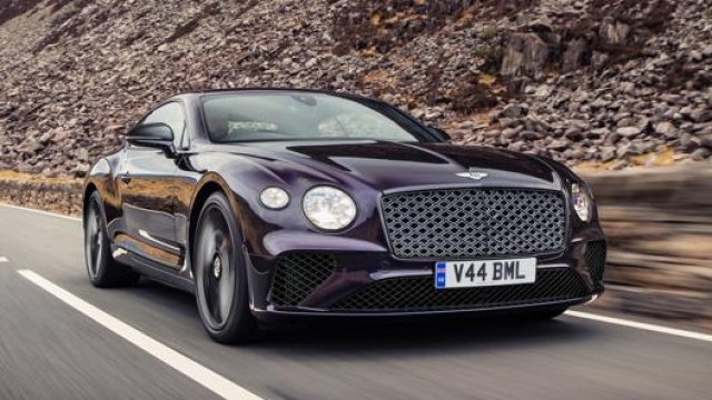 Eleganza e potenza sono le peculiarità della nuova Bentley GT Mulliner Blackline