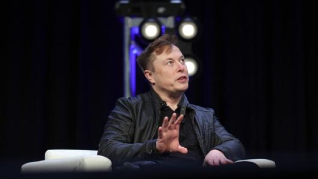 Elon Musk dice di avere venduto abbastanza azioni Tesla. Afp