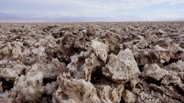 Il litio è una delle materie prime fondamentali nella produzione di batterie. Tra i metodi, l’estrazione da rocce, come in questa miniera in Cile, nel deserto di Atacama