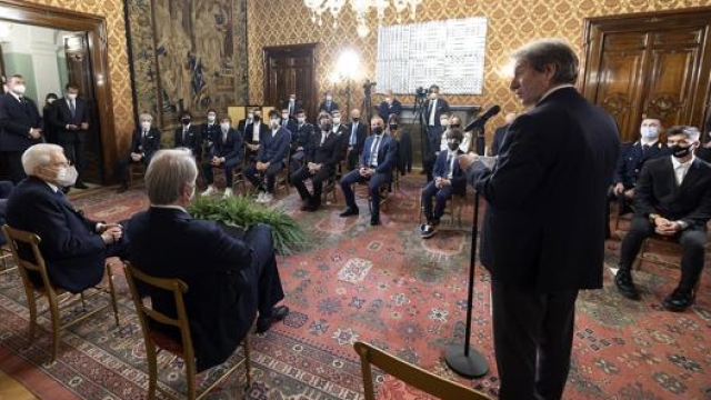 Il presidente Copioli, in piedi, con il Capo dello Stato e Giovanni Malagò. Ansa