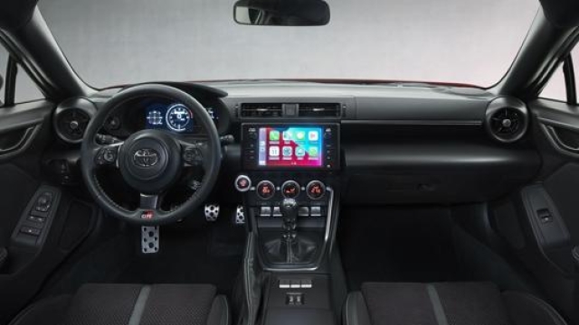 Gli interni rinnovati e concreti della nuova Toyota GR86