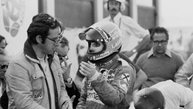 Mauro Forghieri discute con Niki Lauda. Getty