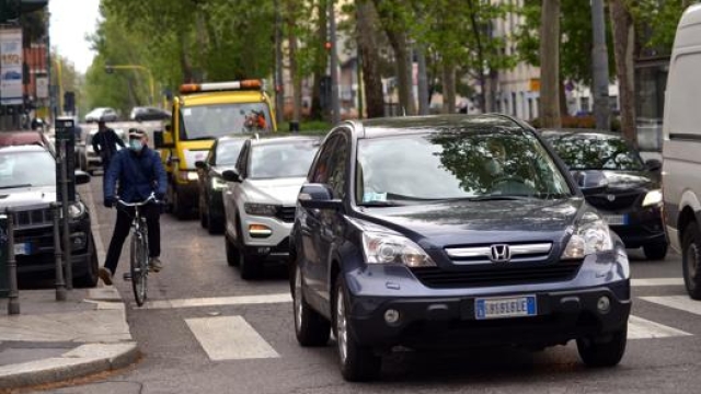 Una strada di Milano nuovamente  affollata di automobili. Ansa