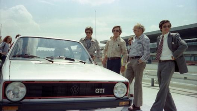 Anton Konrad e Herbert Schuster posano accanto alla prima VW Golf Gti del 1976 durante la presentazione alla stampa