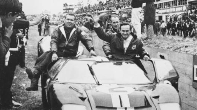Chris Amon saluta la folla dopo avere vinto la Le Mans del 1966 con Bruce McLaren