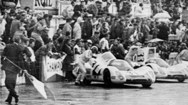 Gianni Agnelli sventola la bandiera dando il via all’edizione 1969 della 24 Ore di Le Mans, l’utima con la partenza classica. Ap