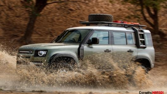La nuova Land Rover Defender 110 da 240 cavalli parte da 61.700 euro