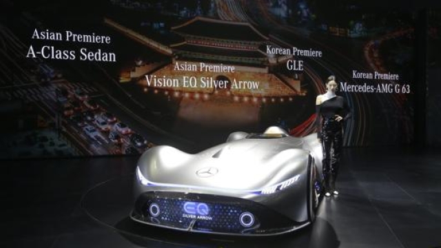La Vision EQ Silver Arrow allo stand Mercedes del Salone di Seoul 2019. Quest’anno non si terrà