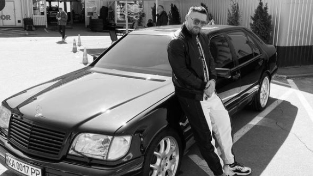 Oleksandr Usyk, 34 anni, mostra sui social la macchina che più lo rende orgoglioso: una Mercedes W140 (foto @usykaa)