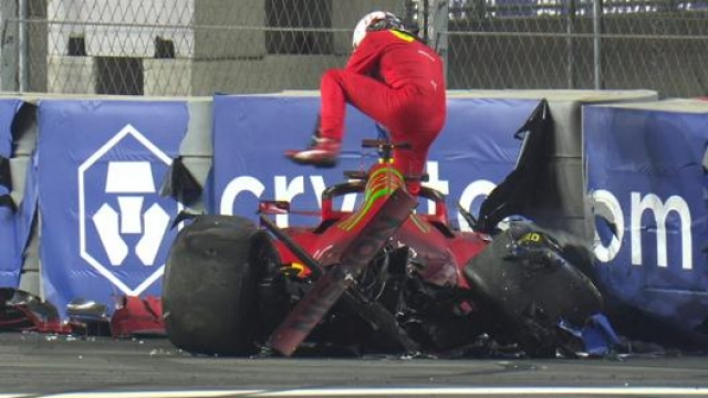 Charles Leclerc esce dalla sua Ferrari dopo il botto