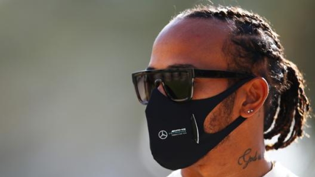 Lewis Hamilton, 35 anni, appena arrivato nel paddock di Sakhir. Getty Images