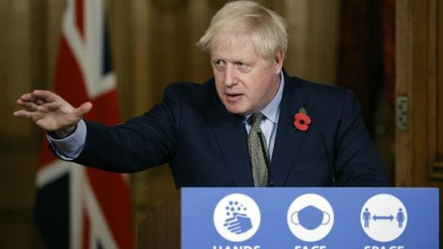 Boris Johnson ha annunciato lo stop alla vendita di auto benzina e diesel nel Regno Unito entro il 2030. Ap