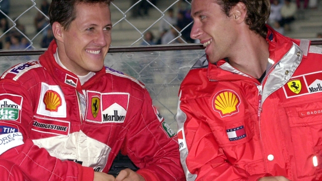 Michael Schumacher, 51 anni, con Luca Badoer, 49 durante un test di F,1 a Monza il 31 agosto 2000 AP