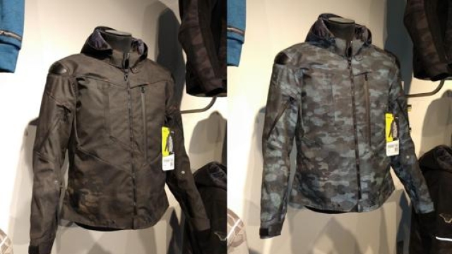 La nuova giacca Proxim con tecnologia Night Eye: a sinistra di giorno, a destra l’effetto catarifrangente del flash