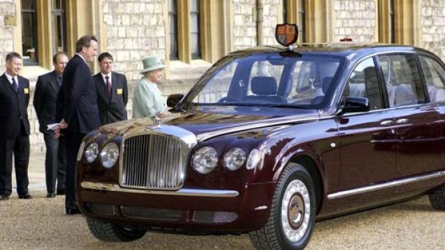 The Queen ammira la Bentley State Limousine, nel 2002