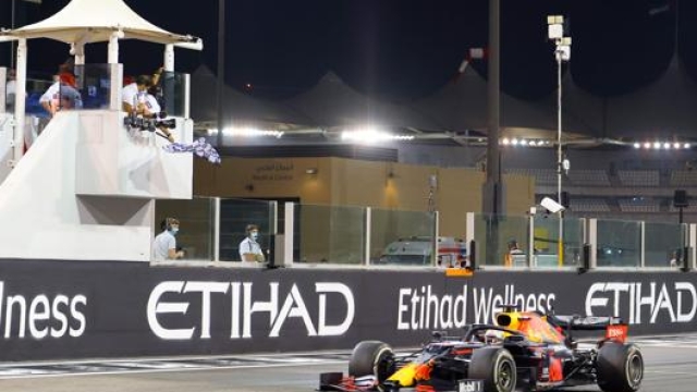 Max Verstappen taglia vittorioso il traguardo di Abu Dhabi. Afp