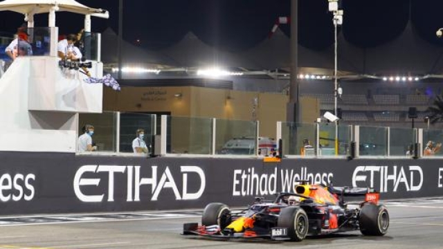 Max Verstappen taglia vittorioso il traguardo di Abu Dhabi. Afp