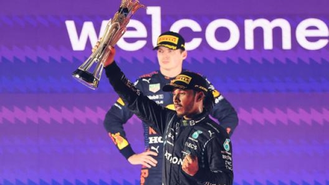 Lewis Hamilton (in primo piano) e max Verstappen: chi vincerà il titolo 2021? Afp