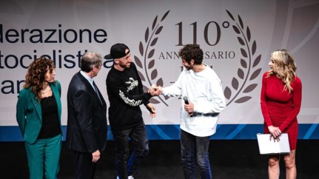 Valentino Rossi sul palco con Tony Cairoli. In due hanno vinto 18 titoli iridati