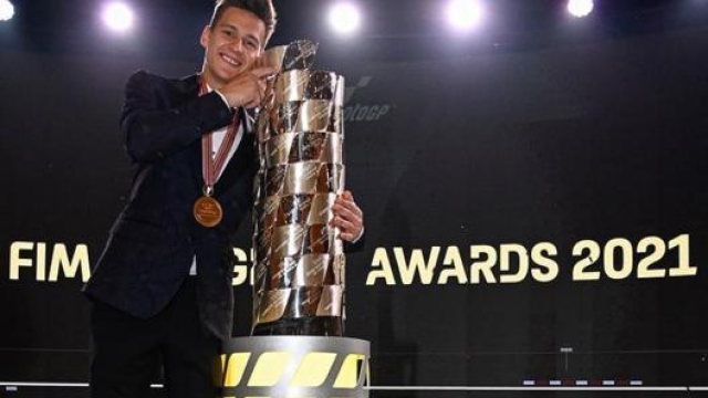 Fabio Quartararo sorride accanto al trofeo del vincitore della MotoGP (foto @fabioquartararo20)