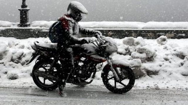 In Valle d'Aosta fermati due motociclisti che erano  autostrada con le catene da neve