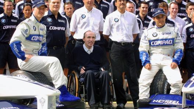 Williams con il suo team nel 2001. Afp