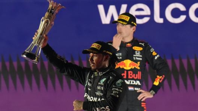 Hamilton e Verstappen si ignorano sul podio di Gedda. Lapresse