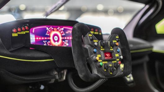 Il volante tipo “racing” e lo schermo digitale da 12 pollici della GT-Pista