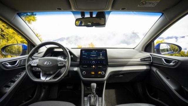 Gli interni della Hyundai Ioniq sono semplici, ma molto confortevoli