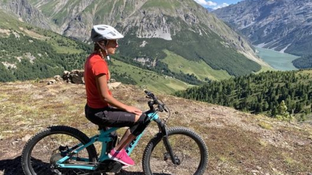 Le e-bike a pedalata assistita contribuiscono alla crescita del cicloturismo, specialmente in montagna. Masperi