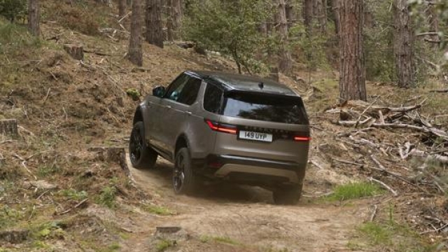 Il restylinng di Land Rover Discovery ha introdotto nuovi dettagli estetici e motorizzazioni mild-hybrid