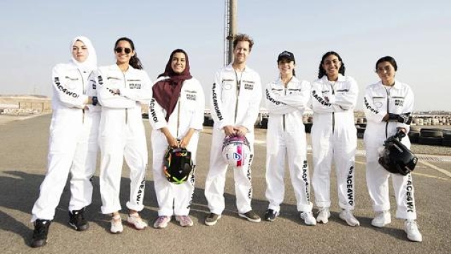 Vettel insieme alle donne saudite con le quali ha gareggiato su una pista di kart a Gedda