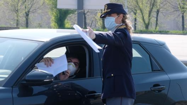 L’ultimo Dpcm impone l’utilizzo della mascherina in auto con passeggeri amici o conoscenti