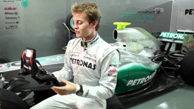 Nico Rosberg tiene in mano un sistema Hans