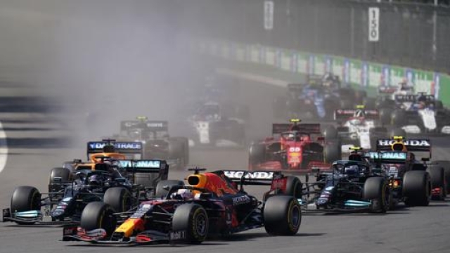 Il sorpasso di Verstappen su Bottas e Hamilton in Messico. Ap
