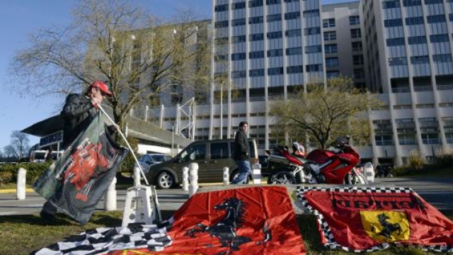 Tifosi e bandiere all'esterno dell'ospedale di Grenoble dove fu ricoverato Schumacher. Afp