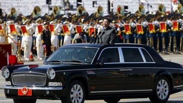 Una delle più famose auto presidenziali: la Hongqi CA7600J del 2009, in una parata a Pechino