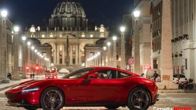 La Ferrari Roma: sullo sfondo, la Cupola di Michelangelo