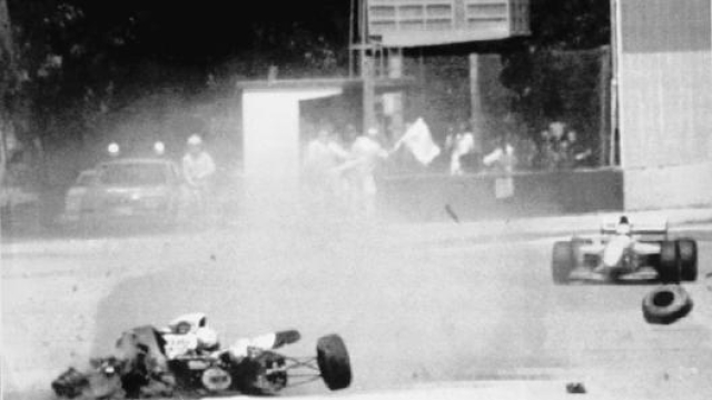 La Williams di Senna distrutta nell’impatto al Tamburello. Ansa
