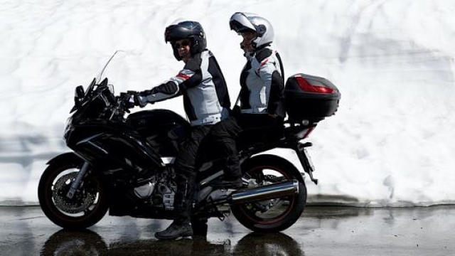 Motociclisti immortalati durante un giro in pieno inverno