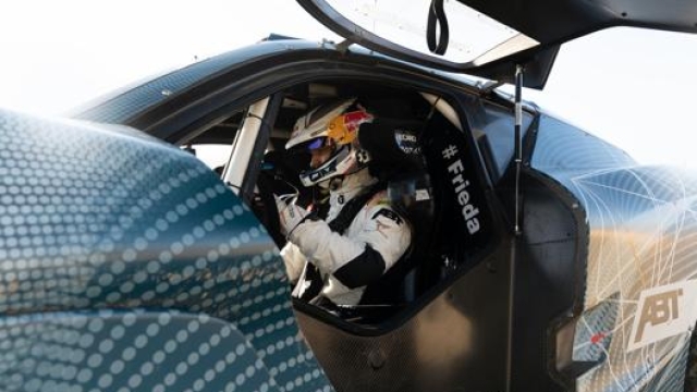 Mattias Ekström a bordo dell’auto da gara durante i test ad Aragon
