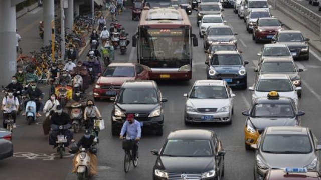 Traffico lungo una strada della capitale cinese. Ap