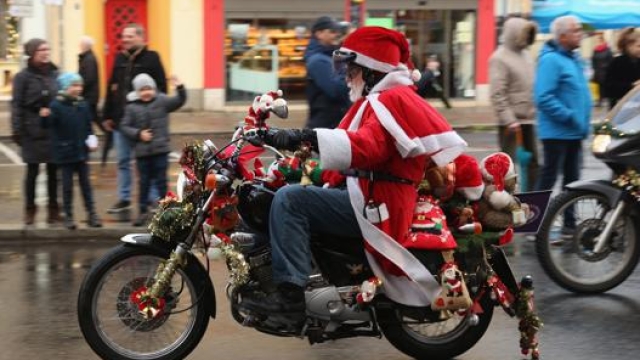 Una parata motociclistica di Babbi Natale a Berlino nel 2019. Getty