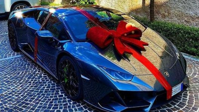 Il regalo per il compleanno di Lorenzo Insigne nel giugno 2020: una Lamborghini Huracan Evo (foto @nicolapezzellaofficial)